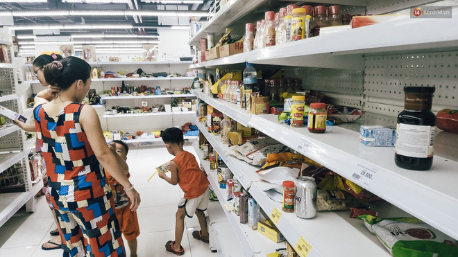 Siêu thị Auchan những ngày cuối cùng ở Việt Nam: Hàng hoá được gom lại một chỗ, không còn cảnh chen lấn - 5 Siêu thị Auchan những ngày cuối cùng ở Việt Nam: Hàng hoá được gom lại một chỗ, không còn cảnh chen lấn - 5