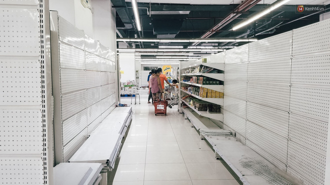Siêu thị Auchan những ngày cuối cùng ở Việt Nam: Hàng hoá được gom lại một chỗ, không còn cảnh chen lấn - 9 Siêu thị Auchan những ngày cuối cùng ở Việt Nam: Hàng hoá được gom lại một chỗ, không còn cảnh chen lấn - 9