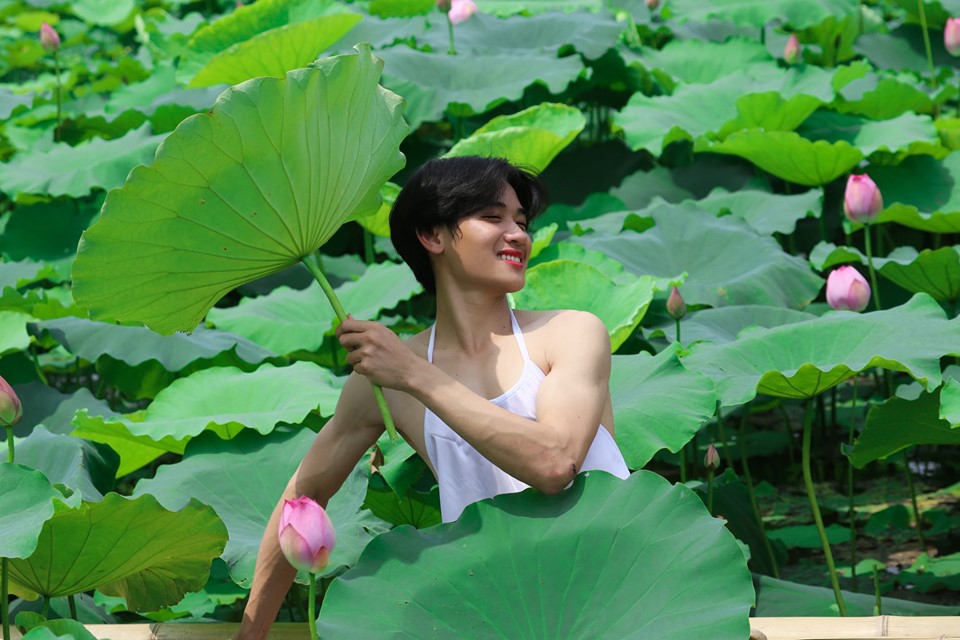 Chàng trai gây cười với bộ ảnh mặc yếm bên hoa sen, nhưng phản ứng của gia đình anh sau đó mới thực sự hài hước - 1 Chàng trai gây cười với bộ ảnh mặc yếm bên hoa sen, nhưng phản ứng của gia đình anh sau đó mới thực sự hài hước - 1