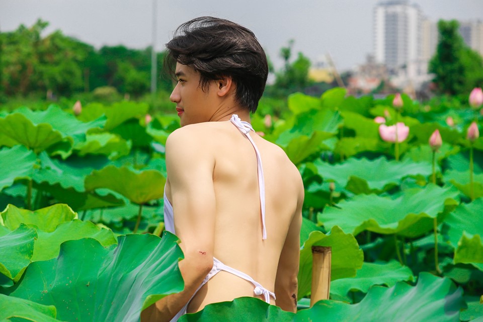 Chàng trai gây cười với bộ ảnh mặc yếm bên hoa sen, nhưng phản ứng của gia đình anh sau đó mới thực sự hài hước - 3 Chàng trai gây cười với bộ ảnh mặc yếm bên hoa sen, nhưng phản ứng của gia đình anh sau đó mới thực sự hài hước - 3