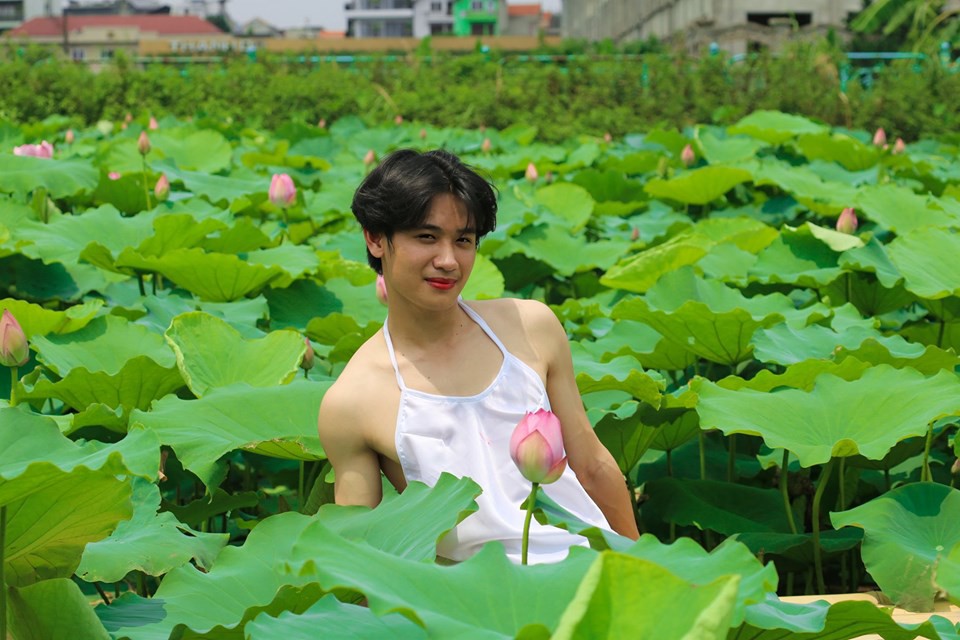 Chàng trai gây cười với bộ ảnh mặc yếm bên hoa sen, nhưng phản ứng của gia đình anh sau đó mới thực sự hài hước - 4 Chàng trai gây cười với bộ ảnh mặc yếm bên hoa sen, nhưng phản ứng của gia đình anh sau đó mới thực sự hài hước - 4