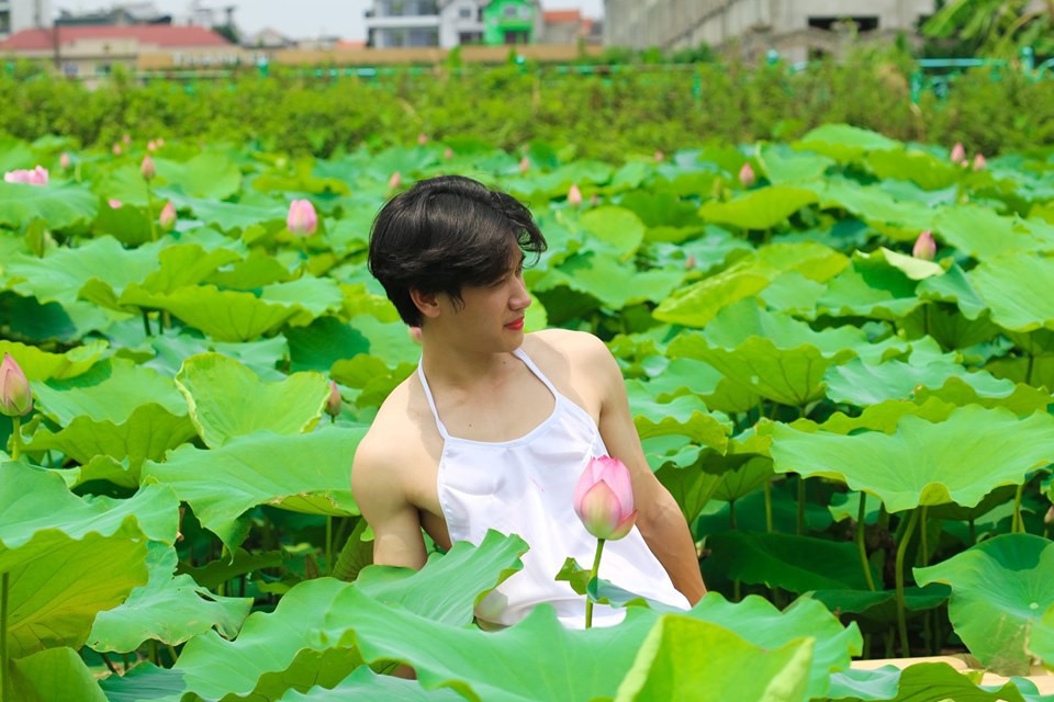 Chàng trai gây cười với bộ ảnh mặc yếm bên hoa sen, nhưng phản ứng của gia đình anh sau đó mới thực sự hài hước - 5 Chàng trai gây cười với bộ ảnh mặc yếm bên hoa sen, nhưng phản ứng của gia đình anh sau đó mới thực sự hài hước - 5