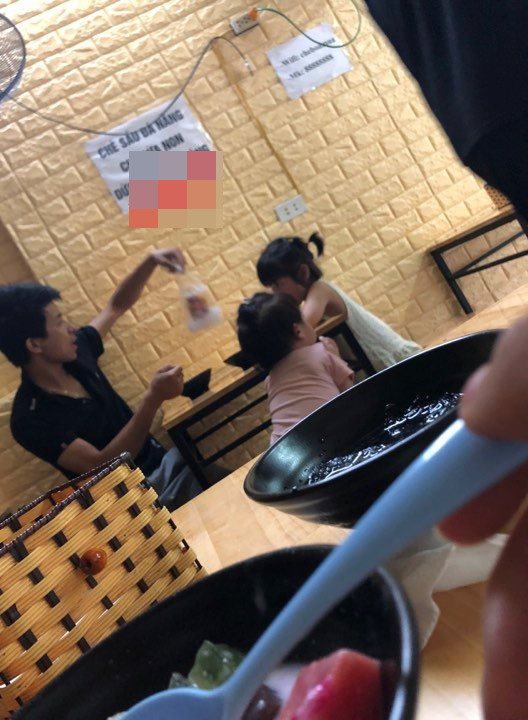 Gia đình nhỏ cùng nhau đi ăn chè nhưng chẳng thấy hình bóng người mẹ, biết được lý do ai cũng xúc động - 1 Gia đình nhỏ cùng nhau đi ăn chè nhưng chẳng thấy hình bóng người mẹ, biết được lý do ai cũng xúc động - 1
