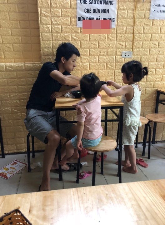 Gia đình nhỏ cùng nhau đi ăn chè nhưng chẳng thấy hình bóng người mẹ, biết được lý do ai cũng xúc động Gia đình nhỏ cùng nhau đi ăn chè nhưng chẳng thấy hình bóng người mẹ, biết được lý do ai cũng xúc động