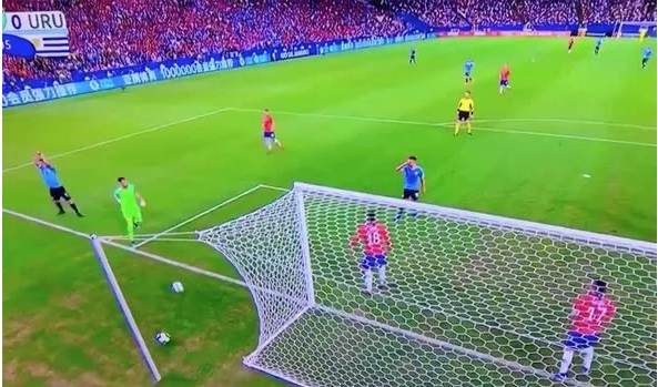 Hài hước: Suarez tố thủ môn Chile dùng... tay chơi bóng trong vòng cấm Hài hước: Suarez tố thủ môn Chile dùng... tay chơi bóng trong vòng cấm