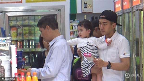 Dương Mịch chính thức nhường quyền nuôi con cho Lưu Khải Uy, tiết lộ muốn tôn trọng lựa chọn của Tiểu Gạo Nếp - 2 Dương Mịch chính thức nhường quyền nuôi con cho Lưu Khải Uy, tiết lộ muốn tôn trọng lựa chọn của Tiểu Gạo Nếp - 2