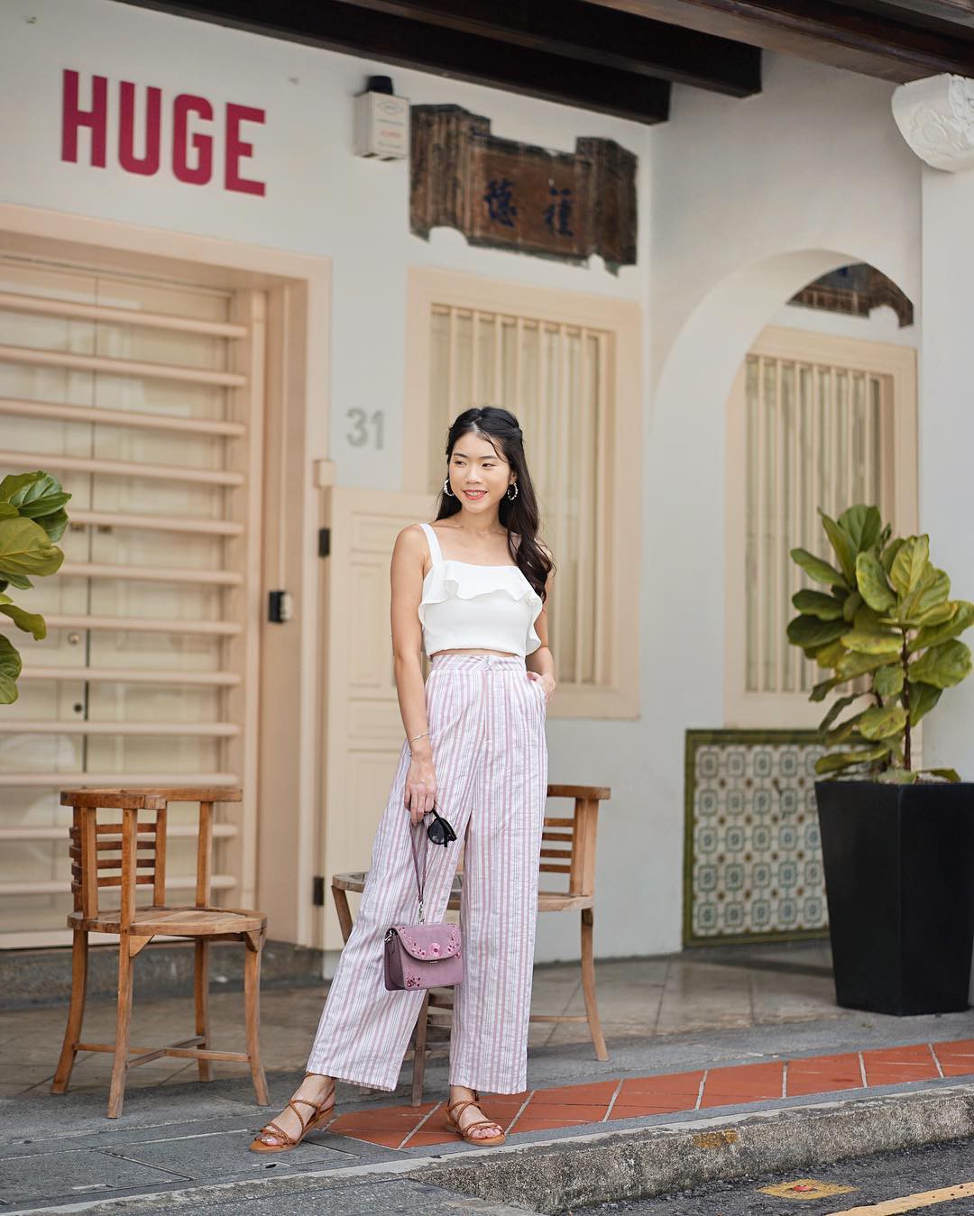 Diện quần ống rộng, bạn cứ mix với 4 kiểu áo sau là 'chắc cốp' đẹp và sành điệu - 9 Diện quần ống rộng, bạn cứ mix với 4 kiểu áo sau là 'chắc cốp' đẹp và sành điệu - 9