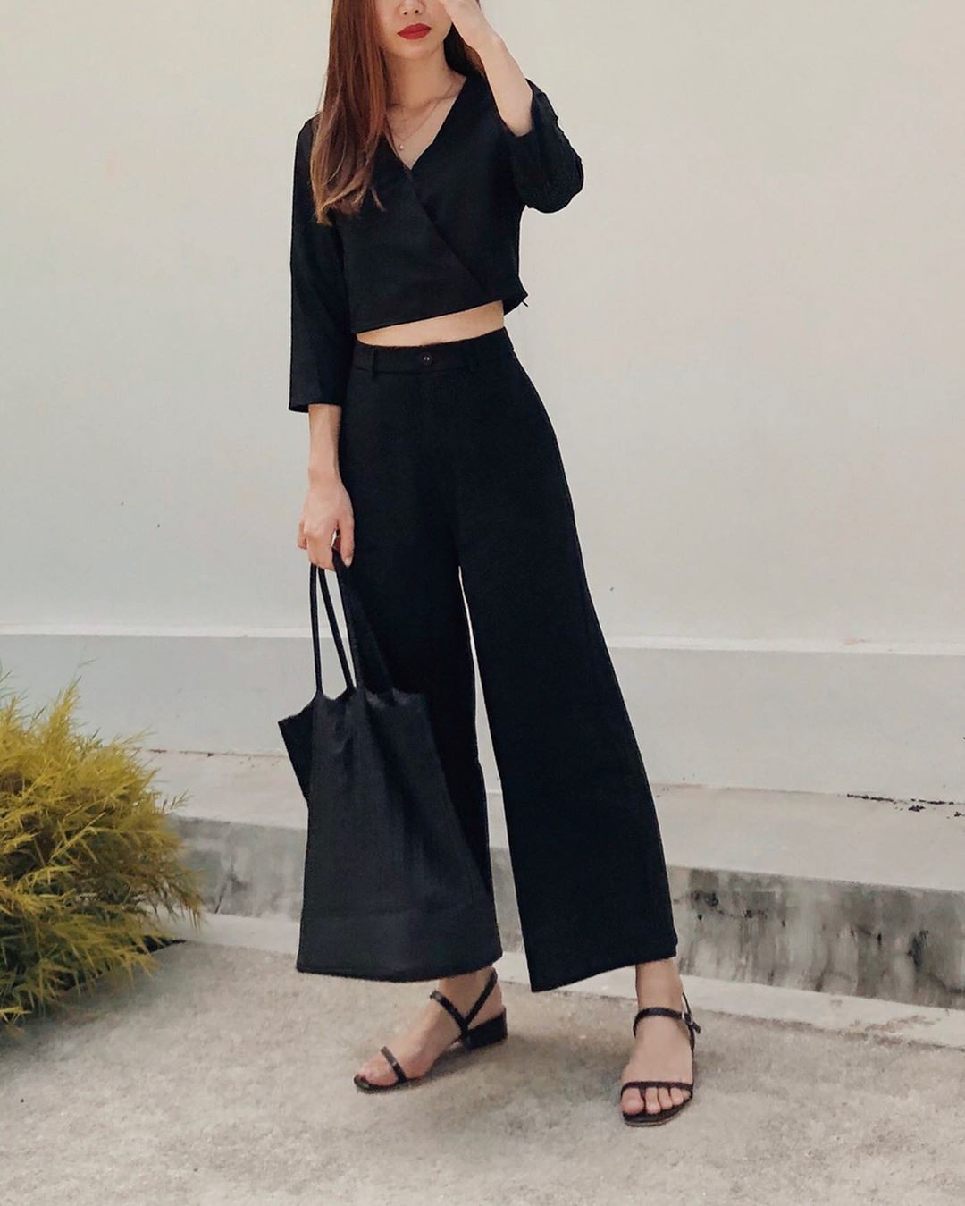 Diện quần ống rộng, bạn cứ mix với 4 kiểu áo sau là 'chắc cốp' đẹp và sành điệu - 11 Diện quần ống rộng, bạn cứ mix với 4 kiểu áo sau là 'chắc cốp' đẹp và sành điệu - 11