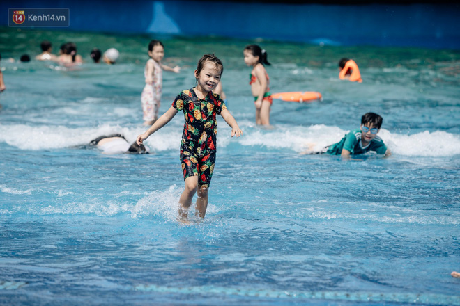 Người dân Hà Nội thích thú trải nghiệm công viên nước hiện đại nhất Thủ đô trong ngày đầu mở cửa - 24 Người dân Hà Nội thích thú trải nghiệm công viên nước hiện đại nhất Thủ đô trong ngày đầu mở cửa - 24