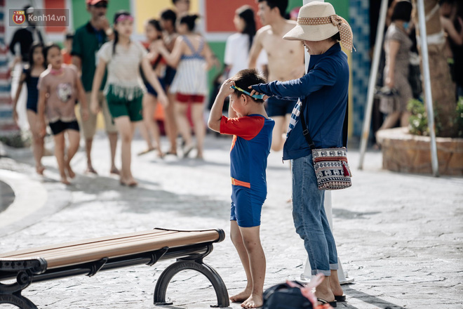 Người dân Hà Nội thích thú trải nghiệm công viên nước hiện đại nhất Thủ đô trong ngày đầu mở cửa - 25 Người dân Hà Nội thích thú trải nghiệm công viên nước hiện đại nhất Thủ đô trong ngày đầu mở cửa - 25