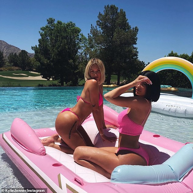Kylie Jenner diện bikini đôi khoe body ngồn ngộn bên bạn thân, nhưng sau cách tạo dáng lại 'nhức mắt' thế này? - 2 Kylie Jenner diện bikini đôi khoe body ngồn ngộn bên bạn thân, nhưng sau cách tạo dáng lại 'nhức mắt' thế này? - 2