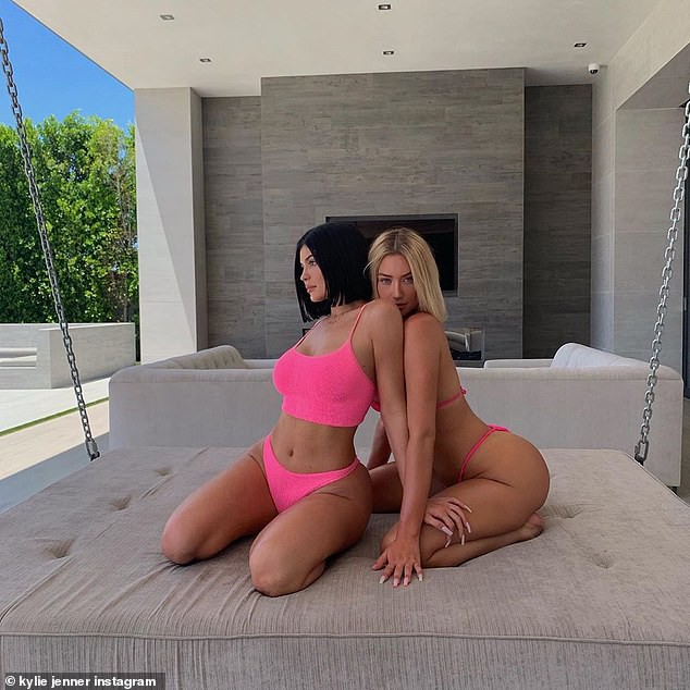 Kylie Jenner diện bikini đôi khoe body ngồn ngộn bên bạn thân, nhưng sau cách tạo dáng lại 'nhức mắt' thế này? - 3 Kylie Jenner diện bikini đôi khoe body ngồn ngộn bên bạn thân, nhưng sau cách tạo dáng lại 'nhức mắt' thế này? - 3