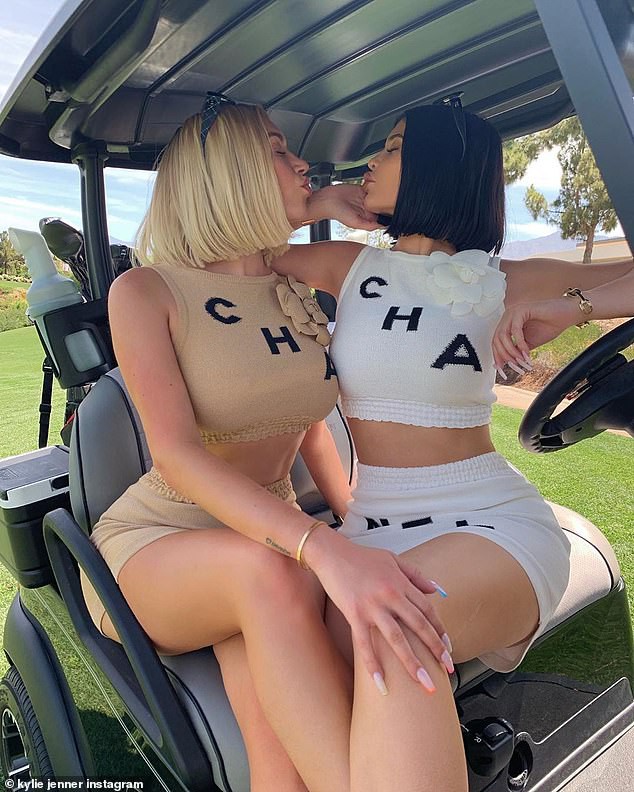 Kylie Jenner diện bikini đôi khoe body ngồn ngộn bên bạn thân, nhưng sau cách tạo dáng lại 'nhức mắt' thế này? - 4 Kylie Jenner diện bikini đôi khoe body ngồn ngộn bên bạn thân, nhưng sau cách tạo dáng lại 'nhức mắt' thế này? - 4