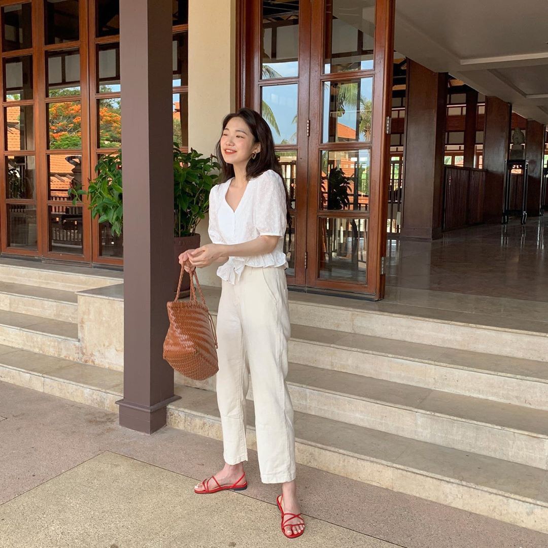 Nóng thế này cứ diện cả cây trắng là vừa mát lại vừa sang, và đây là 12 gợi ý đẹp tuyệt dành cho bạn - 11 Nóng thế này cứ diện cả cây trắng là vừa mát lại vừa sang, và đây là 12 gợi ý đẹp tuyệt dành cho bạn - 11