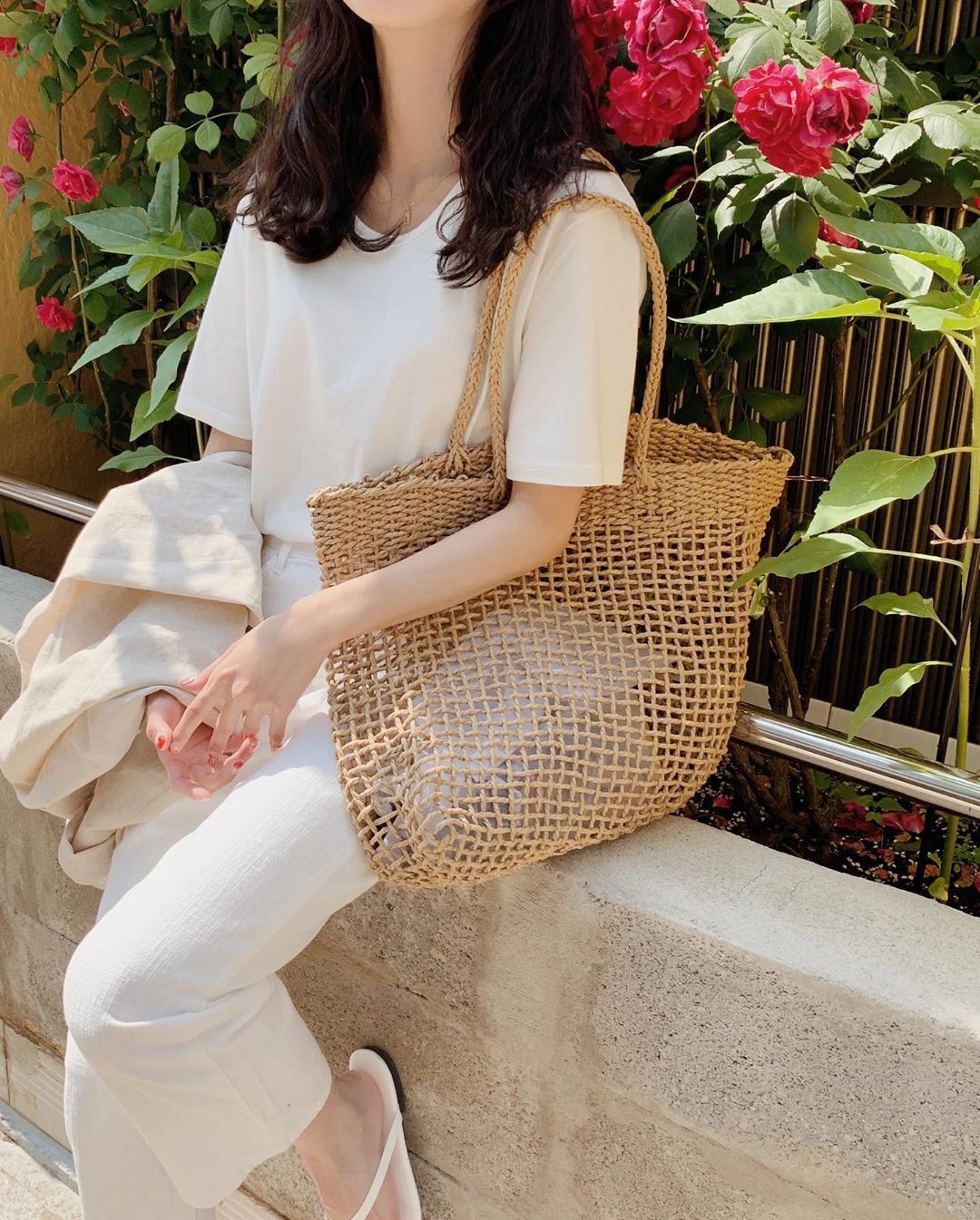 Nóng thế này cứ diện cả cây trắng là vừa mát lại vừa sang, và đây là 12 gợi ý đẹp tuyệt dành cho bạn - 12 Nóng thế này cứ diện cả cây trắng là vừa mát lại vừa sang, và đây là 12 gợi ý đẹp tuyệt dành cho bạn - 12