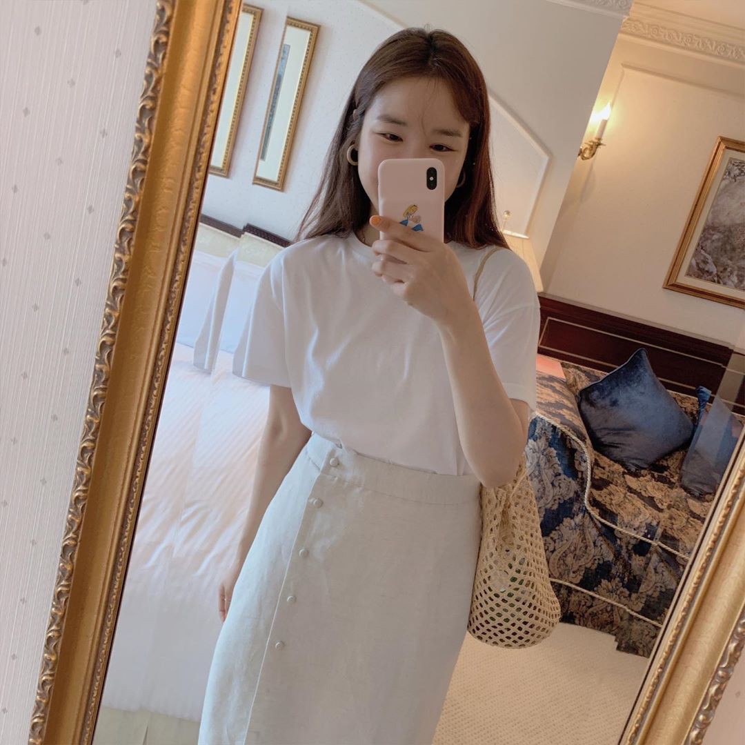 Nóng thế này cứ diện cả cây trắng là vừa mát lại vừa sang, và đây là 12 gợi ý đẹp tuyệt dành cho bạn - 3 Nóng thế này cứ diện cả cây trắng là vừa mát lại vừa sang, và đây là 12 gợi ý đẹp tuyệt dành cho bạn - 3