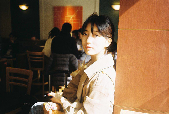 Cứ ngắm ảnh du lịch của Suzy, bạn sẽ có cả tá gợi ý kiểu tóc thật xinh cho ngày hè - 7 Cứ ngắm ảnh du lịch của Suzy, bạn sẽ có cả tá gợi ý kiểu tóc thật xinh cho ngày hè - 7