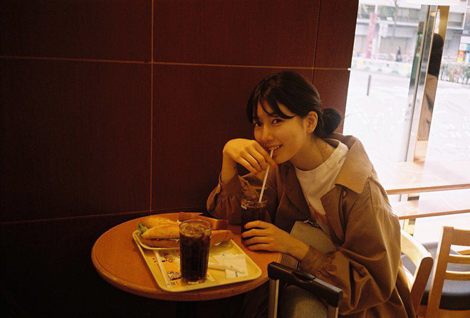 Cứ ngắm ảnh du lịch của Suzy, bạn sẽ có cả tá gợi ý kiểu tóc thật xinh cho ngày hè - 8 Cứ ngắm ảnh du lịch của Suzy, bạn sẽ có cả tá gợi ý kiểu tóc thật xinh cho ngày hè - 8