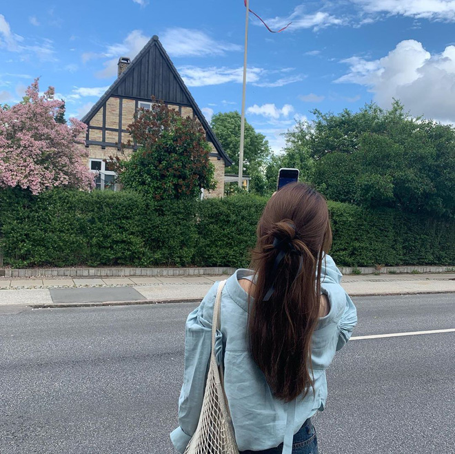 Cứ ngắm ảnh du lịch của Suzy, bạn sẽ có cả tá gợi ý kiểu tóc thật xinh cho ngày hè - 10 Cứ ngắm ảnh du lịch của Suzy, bạn sẽ có cả tá gợi ý kiểu tóc thật xinh cho ngày hè - 10