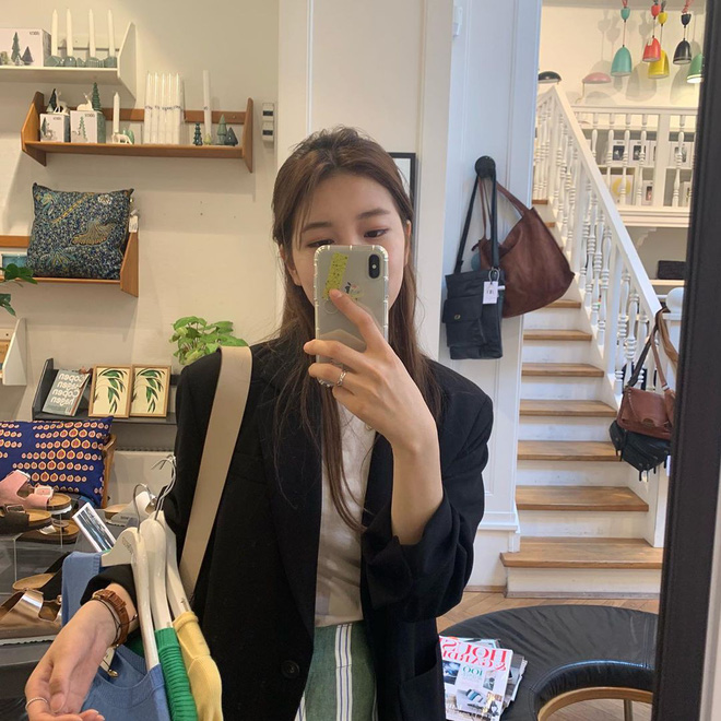 Cứ ngắm ảnh du lịch của Suzy, bạn sẽ có cả tá gợi ý kiểu tóc thật xinh cho ngày hè - 11 Cứ ngắm ảnh du lịch của Suzy, bạn sẽ có cả tá gợi ý kiểu tóc thật xinh cho ngày hè - 11