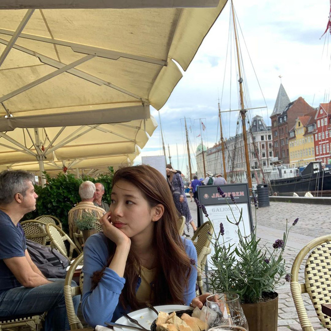 Cứ ngắm ảnh du lịch của Suzy, bạn sẽ có cả tá gợi ý kiểu tóc thật xinh cho ngày hè - 2 Cứ ngắm ảnh du lịch của Suzy, bạn sẽ có cả tá gợi ý kiểu tóc thật xinh cho ngày hè - 2