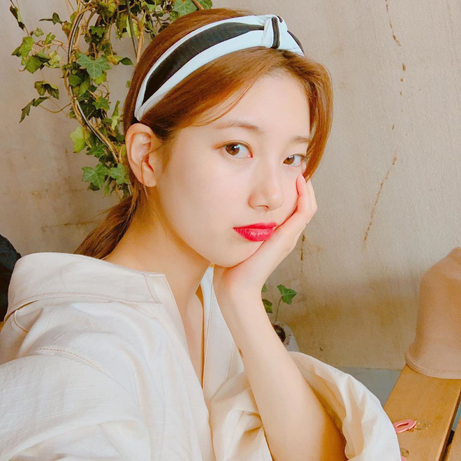 Cứ ngắm ảnh du lịch của Suzy, bạn sẽ có cả tá gợi ý kiểu tóc thật xinh cho ngày hè - 4 Cứ ngắm ảnh du lịch của Suzy, bạn sẽ có cả tá gợi ý kiểu tóc thật xinh cho ngày hè - 4