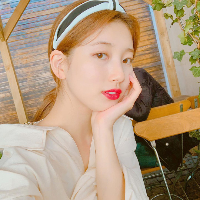 Cứ ngắm ảnh du lịch của Suzy, bạn sẽ có cả tá gợi ý kiểu tóc thật xinh cho ngày hè - 5 Cứ ngắm ảnh du lịch của Suzy, bạn sẽ có cả tá gợi ý kiểu tóc thật xinh cho ngày hè - 5