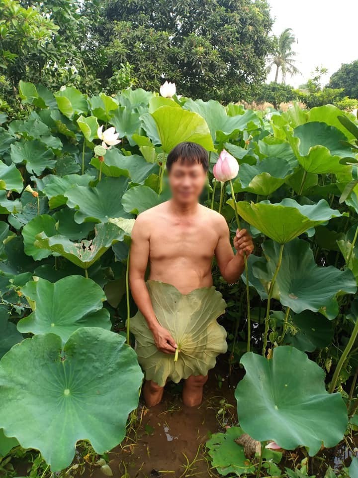Hết chị gái lại đến các anh trai khỏa thân chụp ảnh cùng sen, là trào lưu hay là những trò lố? - 3 Hết chị gái lại đến các anh trai khỏa thân chụp ảnh cùng sen, là trào lưu hay là những trò lố? - 3
