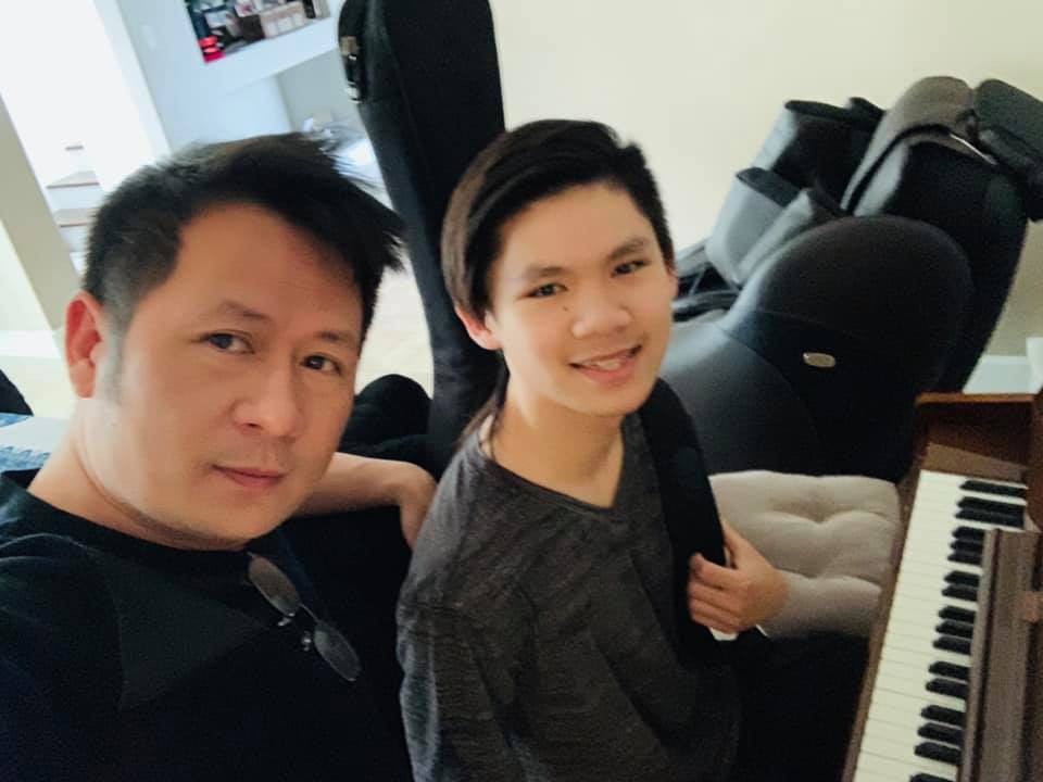 Cậu cả nhà Bằng Kiều: 16 tuổi đã lộ nét lãng tử, chơi đàn hay miễn chê và thành tích học tập đáng nể - 2 Cậu cả nhà Bằng Kiều: 16 tuổi đã lộ nét lãng tử, chơi đàn hay miễn chê và thành tích học tập đáng nể - 2