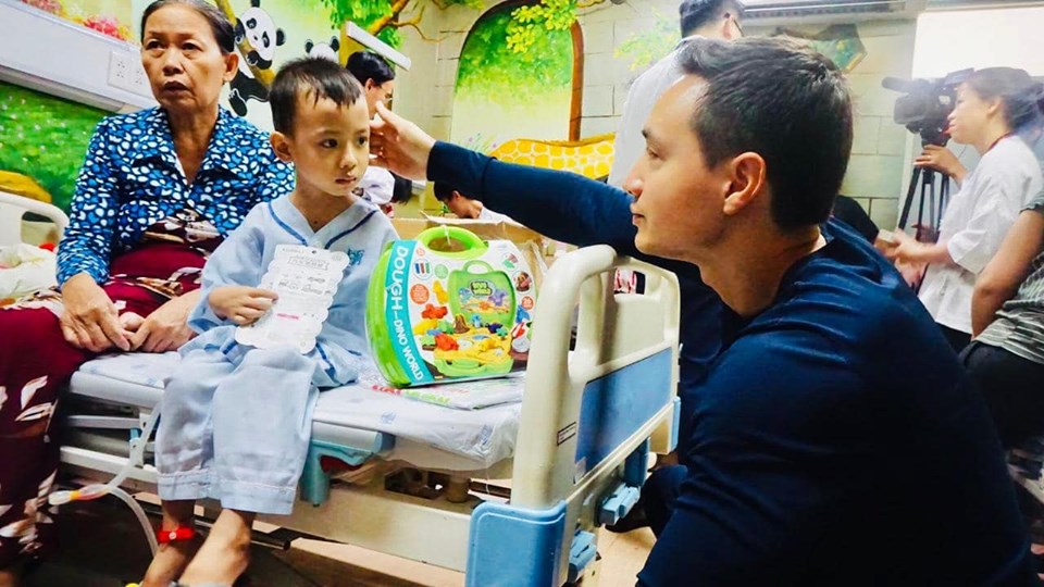 Lần đầu một mình đi trao quà từ thiện cho trẻ em bị tim bẩm sinh, Kim Lý đã xúc động đến mức gọi về cho Hà Hồ khóc suốt 10 phút - 2 Lần đầu một mình đi trao quà từ thiện cho trẻ em bị tim bẩm sinh, Kim Lý đã xúc động đến mức gọi về cho Hà Hồ khóc suốt 10 phút - 2