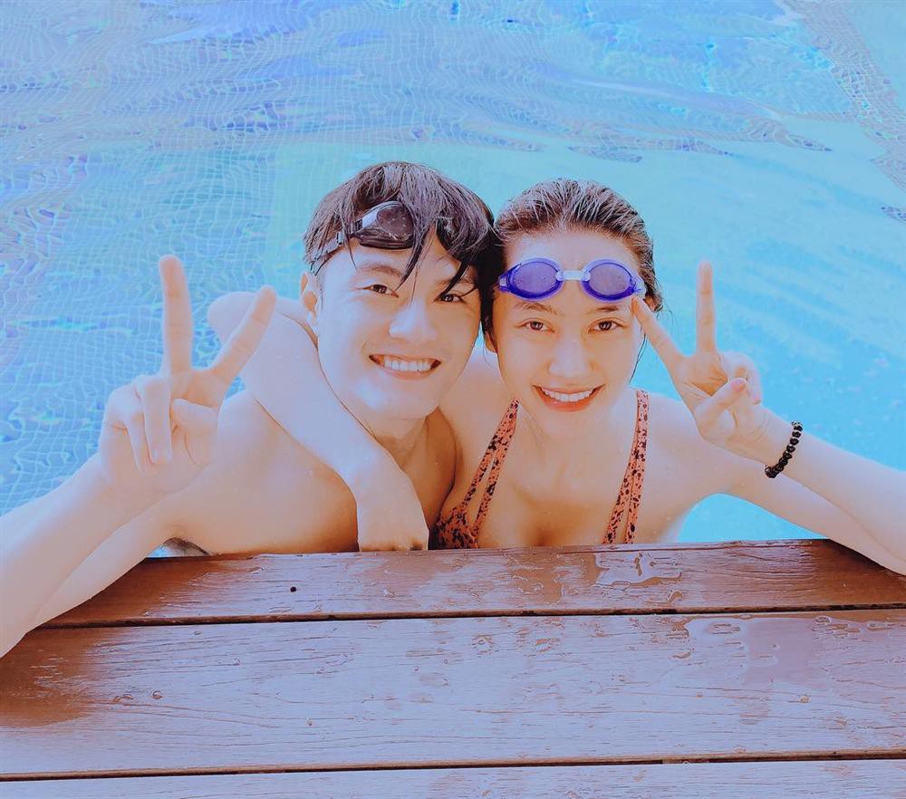 Bị 'ném đá' vì khoe thân, lấy tay che ngực, Linh Chi gay gắt: Mong các cô gái hãy đập đi xây lại để được xinh đẹp - 2 Bị 'ném đá' vì khoe thân, lấy tay che ngực, Linh Chi gay gắt: Mong các cô gái hãy đập đi xây lại để được xinh đẹp - 2