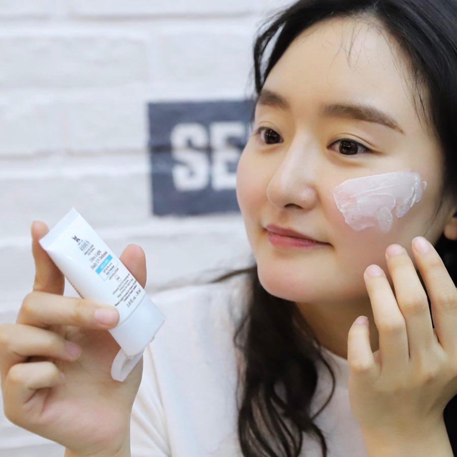 Chị em mà quên thao tác nhỏ xíu này trước khi thoa kem chống nắng, hiệu quả chống lão hóa sẽ giảm hẳn - 2 Chị em mà quên thao tác nhỏ xíu này trước khi thoa kem chống nắng, hiệu quả chống lão hóa sẽ giảm hẳn - 2