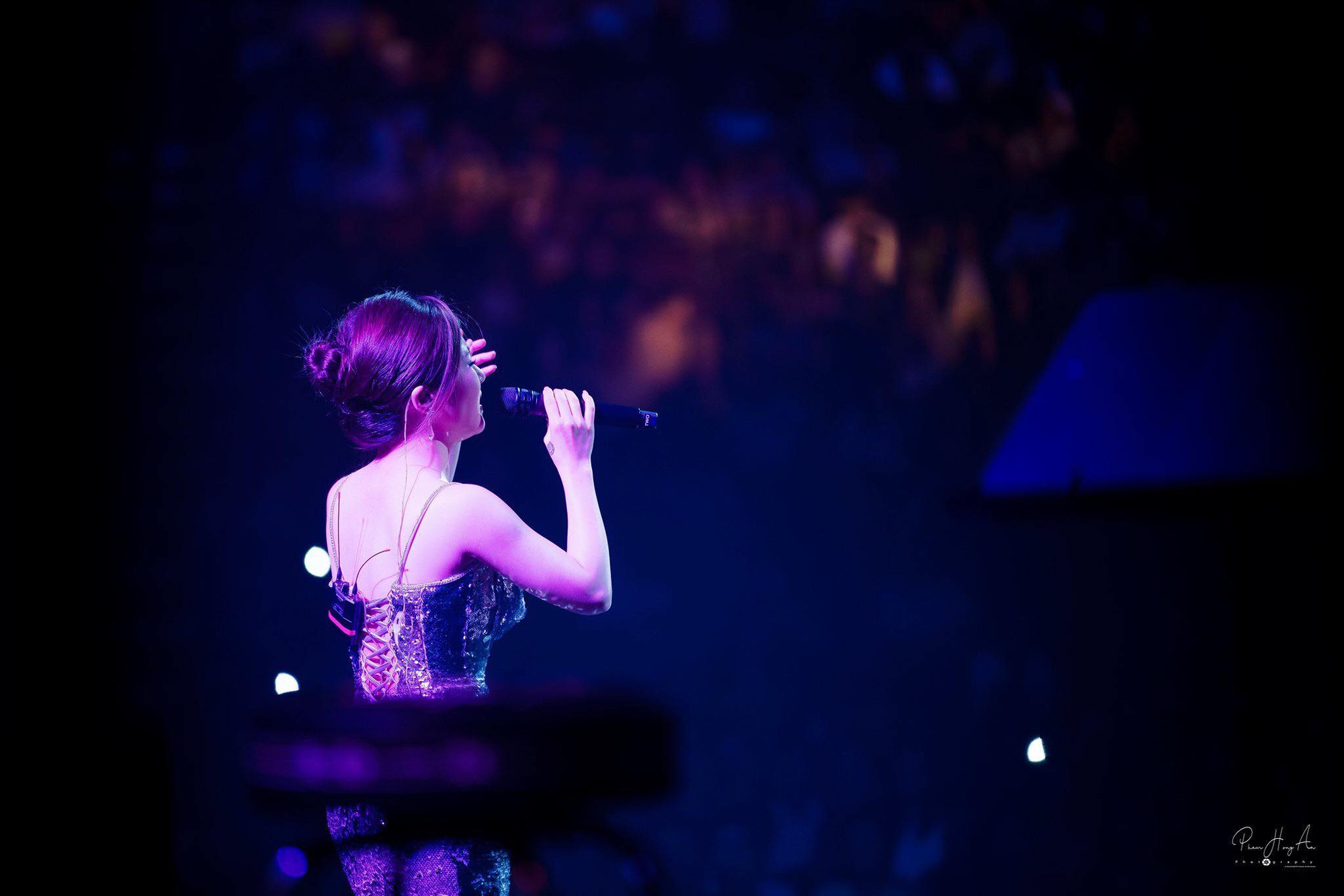 Hương Tràm hát live giữa hàng ngàn khán giả Mỹ, fan đăng ảnh dìm hàng và đây là phản ứng bất ngờ của nữ ca sĩ - 3 Hương Tràm hát live giữa hàng ngàn khán giả Mỹ, fan đăng ảnh dìm hàng và đây là phản ứng bất ngờ của nữ ca sĩ - 3