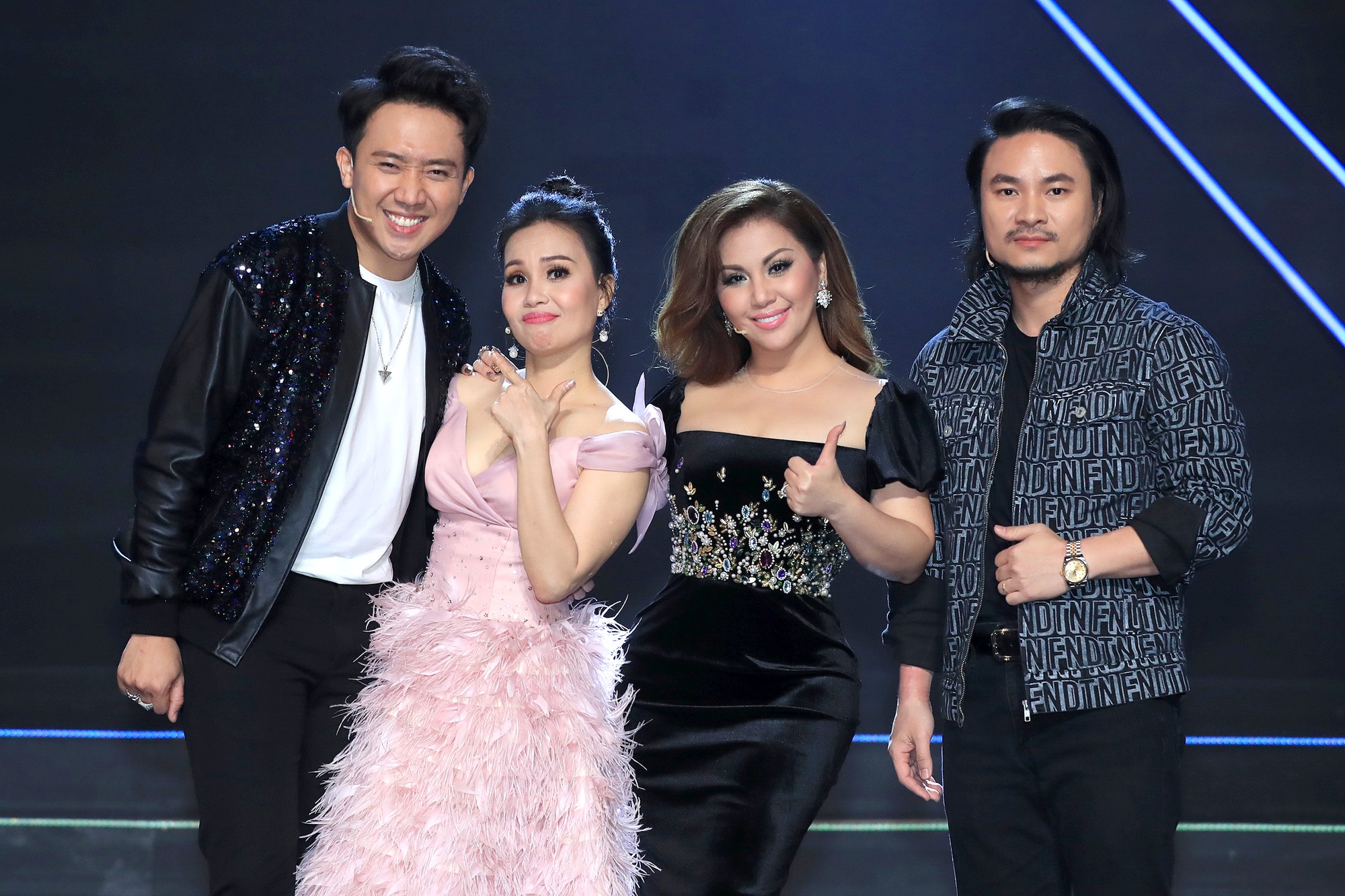 Trấn Thành hát live cực hay nhưng khán giả chỉ chú ý tới... chiếc quần Trấn Thành hát live cực hay nhưng khán giả chỉ chú ý tới... chiếc quần