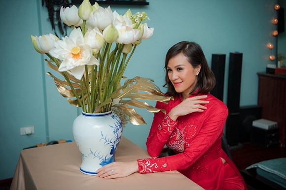 MC Phương Mai diện áo dài đỏ truyền thống rạng rỡ bên bạn trai Tây trong lễ ăn hỏi - 7 MC Phương Mai diện áo dài đỏ truyền thống rạng rỡ bên bạn trai Tây trong lễ ăn hỏi - 7