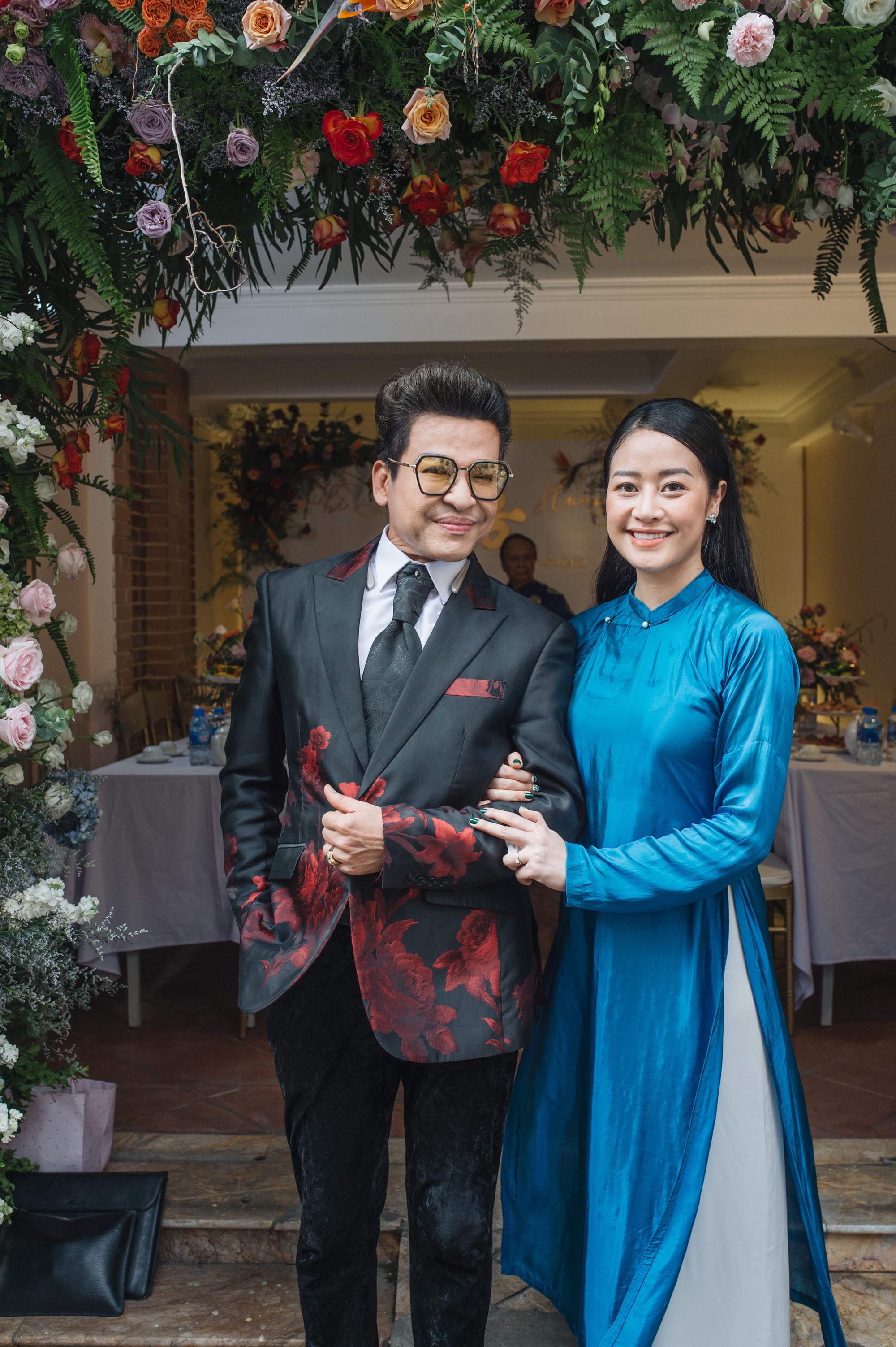 Chồng tương lai của MC Phí Linh lần đầu lộ diện, hạnh phúc hôn má cô dâu trong ngày ăn hỏi - 1 Chồng tương lai của MC Phí Linh lần đầu lộ diện, hạnh phúc hôn má cô dâu trong ngày ăn hỏi - 1