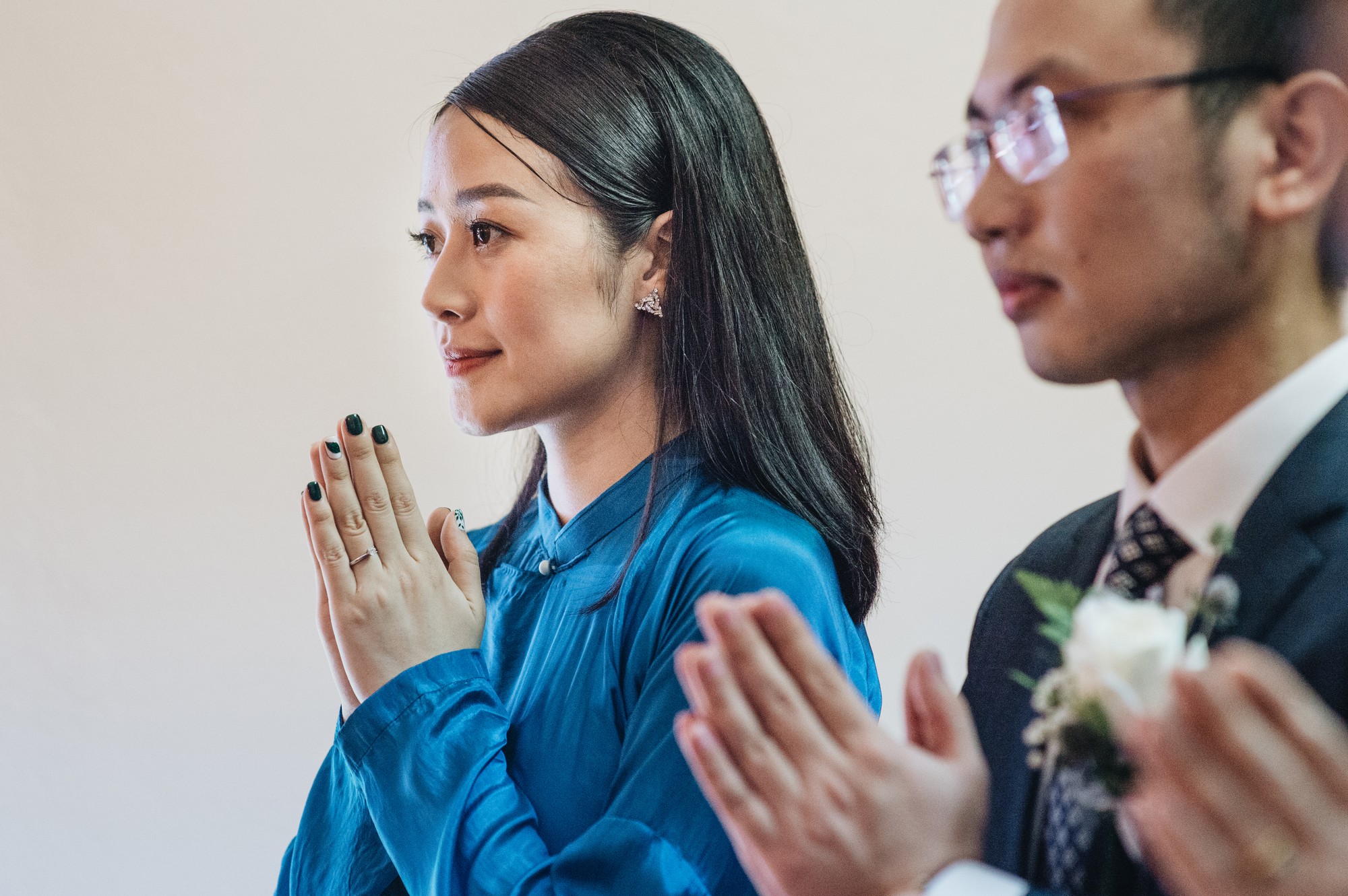 Chồng tương lai của MC Phí Linh lần đầu lộ diện, hạnh phúc hôn má cô dâu trong ngày ăn hỏi - 10 Chồng tương lai của MC Phí Linh lần đầu lộ diện, hạnh phúc hôn má cô dâu trong ngày ăn hỏi - 10