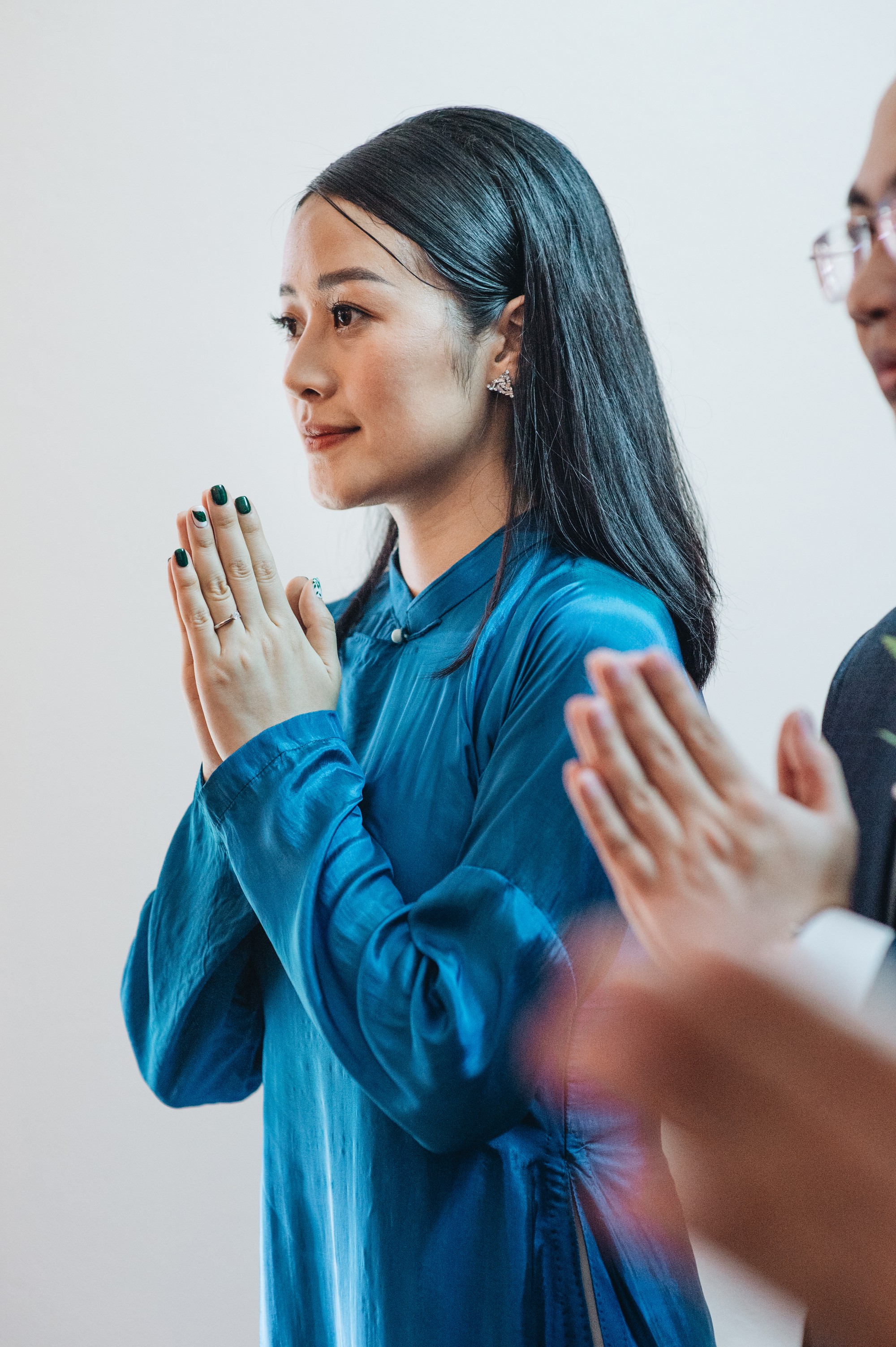 Chồng tương lai của MC Phí Linh lần đầu lộ diện, hạnh phúc hôn má cô dâu trong ngày ăn hỏi - 11 Chồng tương lai của MC Phí Linh lần đầu lộ diện, hạnh phúc hôn má cô dâu trong ngày ăn hỏi - 11