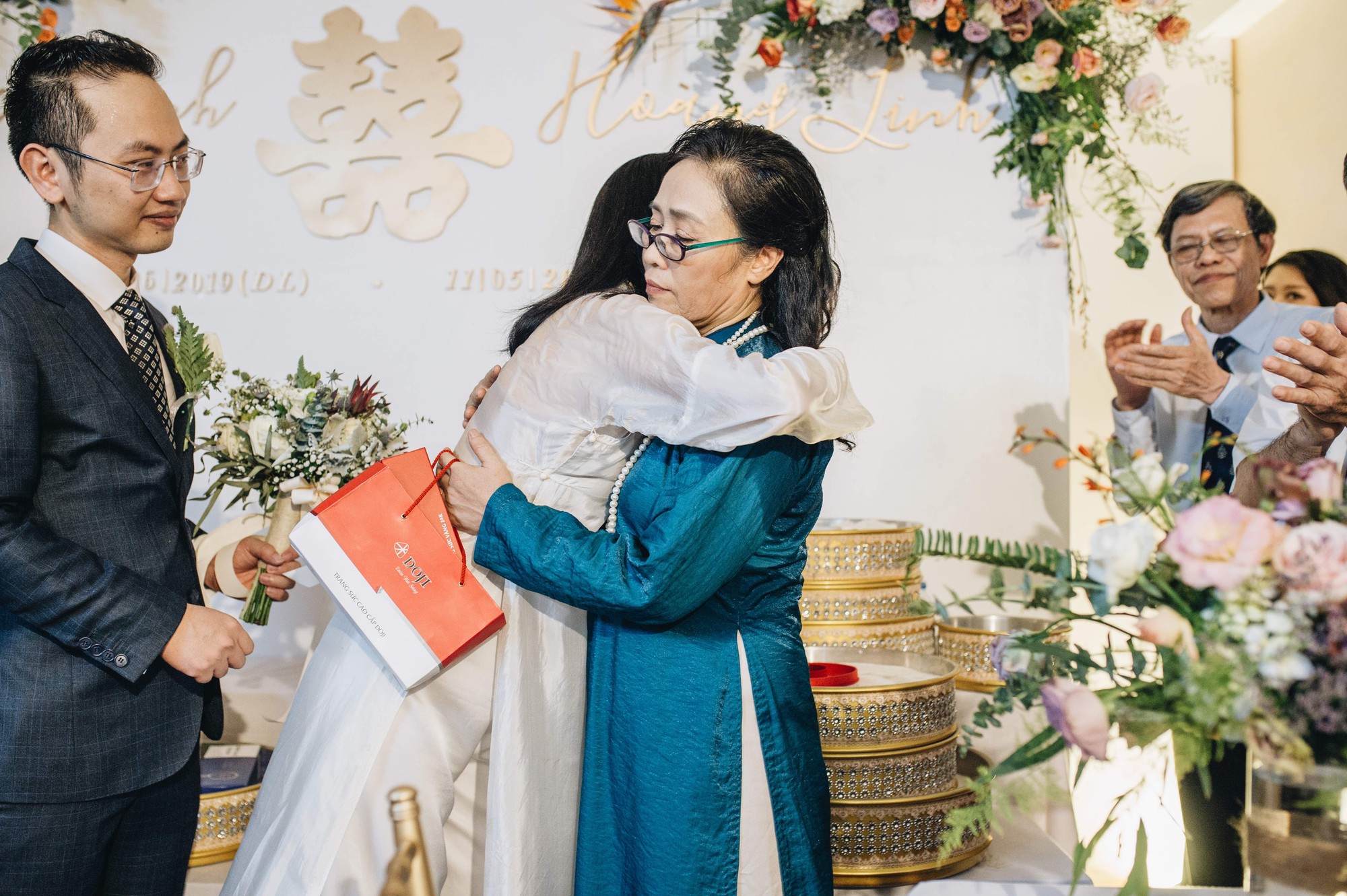 Chồng tương lai của MC Phí Linh lần đầu lộ diện, hạnh phúc hôn má cô dâu trong ngày ăn hỏi - 16 Chồng tương lai của MC Phí Linh lần đầu lộ diện, hạnh phúc hôn má cô dâu trong ngày ăn hỏi - 16