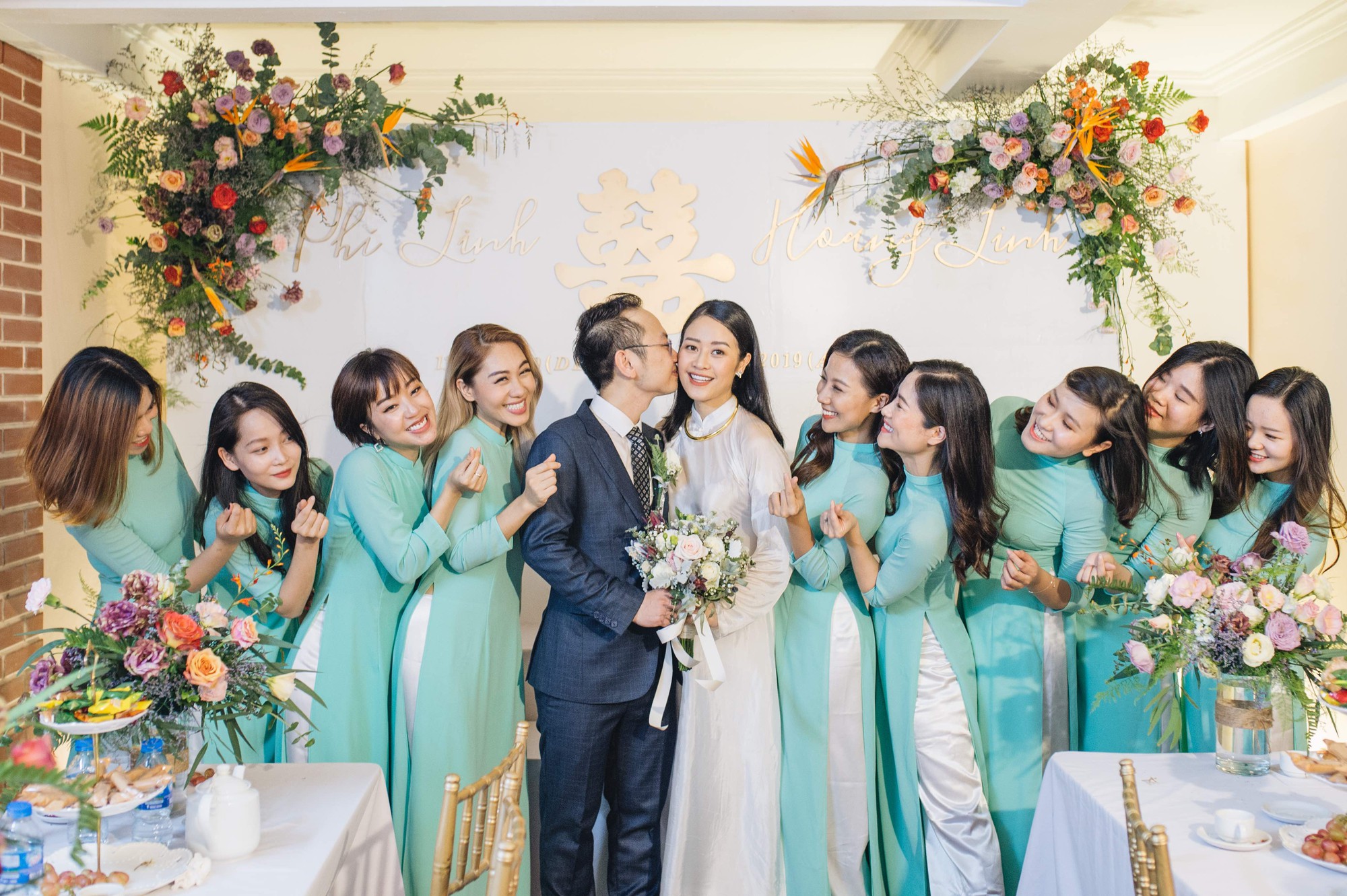 Chồng tương lai của MC Phí Linh lần đầu lộ diện, hạnh phúc hôn má cô dâu trong ngày ăn hỏi - 3 Chồng tương lai của MC Phí Linh lần đầu lộ diện, hạnh phúc hôn má cô dâu trong ngày ăn hỏi - 3