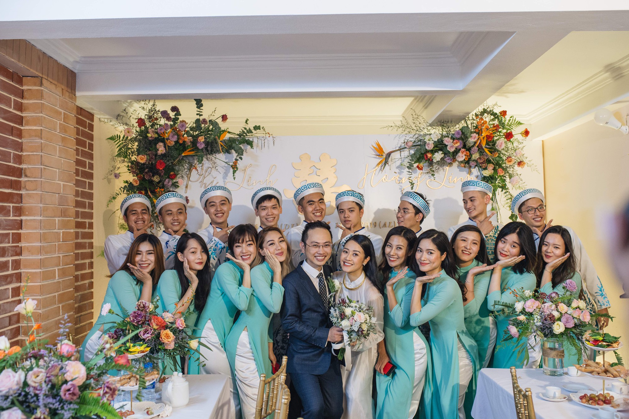 Chồng tương lai của MC Phí Linh lần đầu lộ diện, hạnh phúc hôn má cô dâu trong ngày ăn hỏi - 4 Chồng tương lai của MC Phí Linh lần đầu lộ diện, hạnh phúc hôn má cô dâu trong ngày ăn hỏi - 4