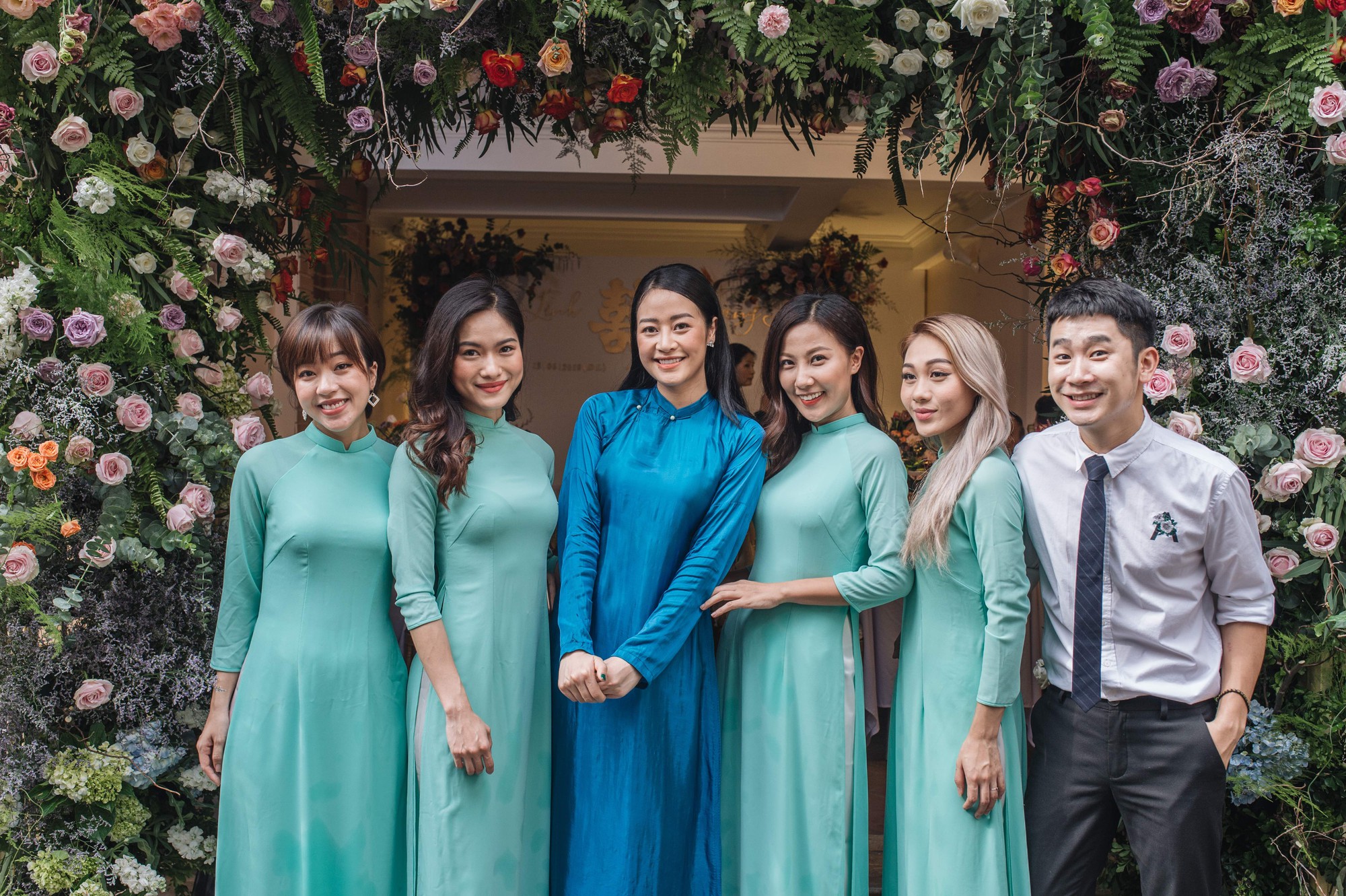Chồng tương lai của MC Phí Linh lần đầu lộ diện, hạnh phúc hôn má cô dâu trong ngày ăn hỏi Chồng tương lai của MC Phí Linh lần đầu lộ diện, hạnh phúc hôn má cô dâu trong ngày ăn hỏi