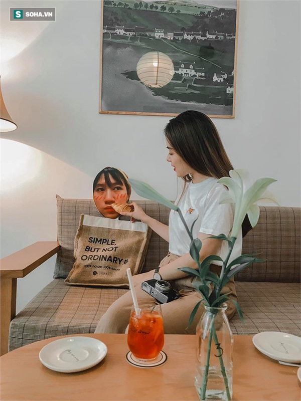 Tự chế mặt nạ hình khuôn mặt bạn thân check-in khắp Hà Nội, cô nàng bỗng 'nổi như cồn' khiến ai cũng muốn xin 'Info' - 5 Tự chế mặt nạ hình khuôn mặt bạn thân check-in khắp Hà Nội, cô nàng bỗng 'nổi như cồn' khiến ai cũng muốn xin 'Info' - 5