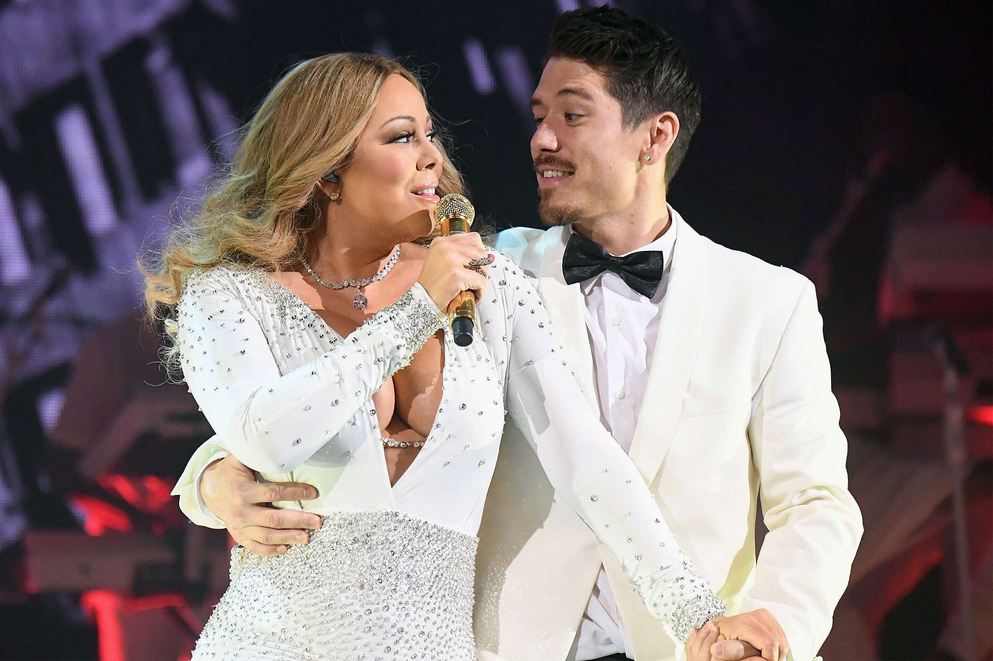 Scandal ngoại tình hot nhất thế giới thời điểm này: So sánh một Mariah Carey 'quằn quại' bên vũ công trẻ và một người vợ tương lai lạnh lùng bên vị hôn phu tỷ phú - 13 Scandal ngoại tình hot nhất thế giới thời điểm này: So sánh một Mariah Carey 'quằn quại' bên vũ công trẻ và một người vợ tương lai lạnh lùng bên vị hôn phu tỷ phú - 13