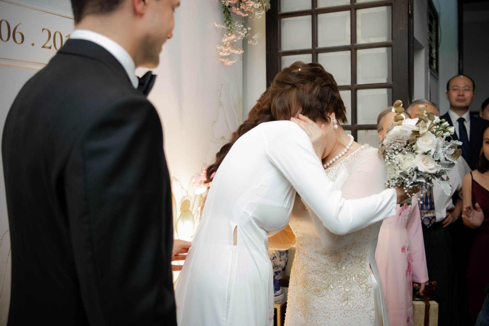 Toàn cảnh lễ đón dâu tại nhà phố cổ của siêu mẫu Phương Mai: Chú rể xuất hiện cùng đoàn xe sang, cô dâu òa khóc ôm chặt mẹ ruột - 9 Toàn cảnh lễ đón dâu tại nhà phố cổ của siêu mẫu Phương Mai: Chú rể xuất hiện cùng đoàn xe sang, cô dâu òa khóc ôm chặt mẹ ruột - 9