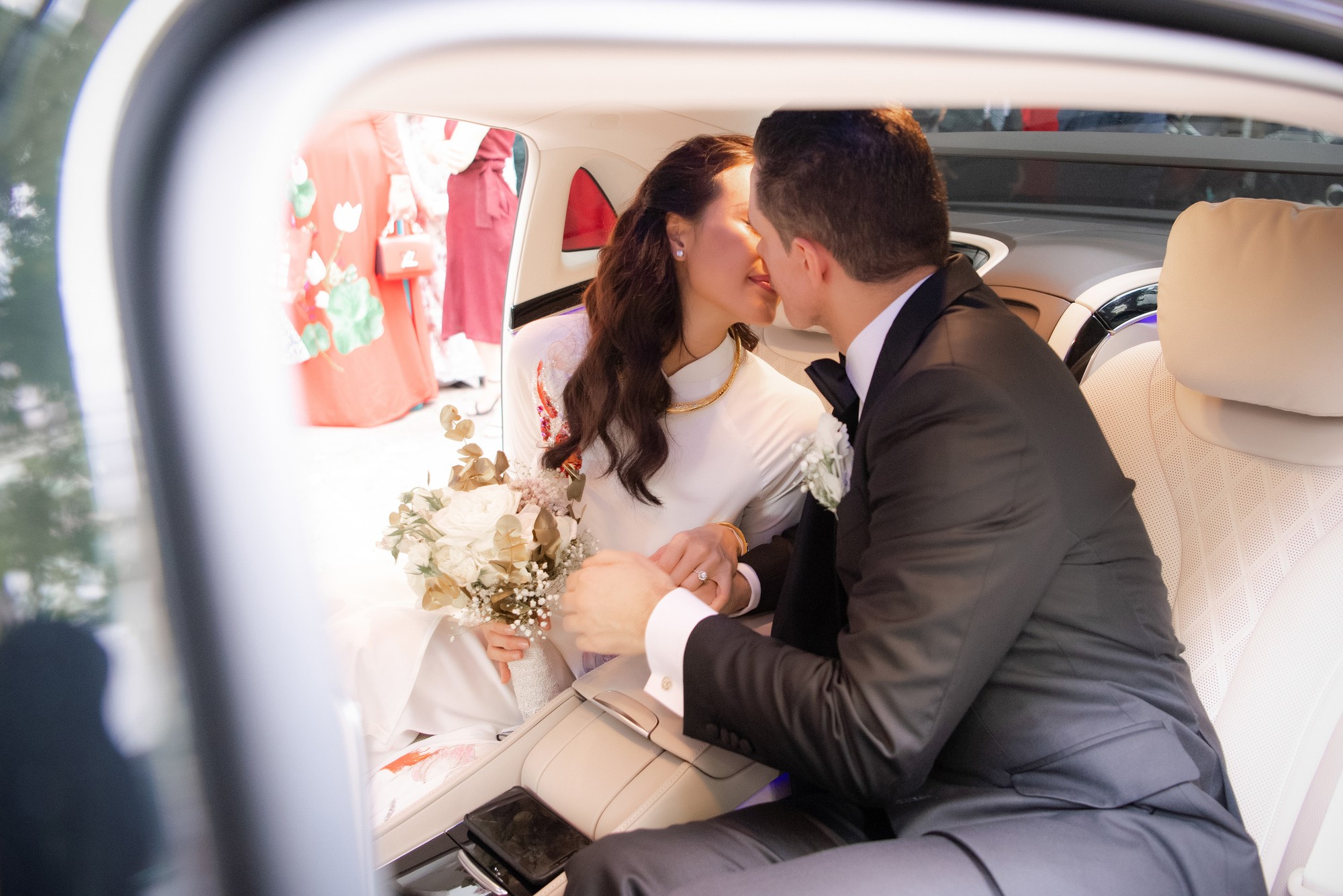 Toàn cảnh lễ đón dâu tại nhà phố cổ của siêu mẫu Phương Mai: Chú rể xuất hiện cùng đoàn xe sang, cô dâu òa khóc ôm chặt mẹ ruột - 10 Toàn cảnh lễ đón dâu tại nhà phố cổ của siêu mẫu Phương Mai: Chú rể xuất hiện cùng đoàn xe sang, cô dâu òa khóc ôm chặt mẹ ruột - 10