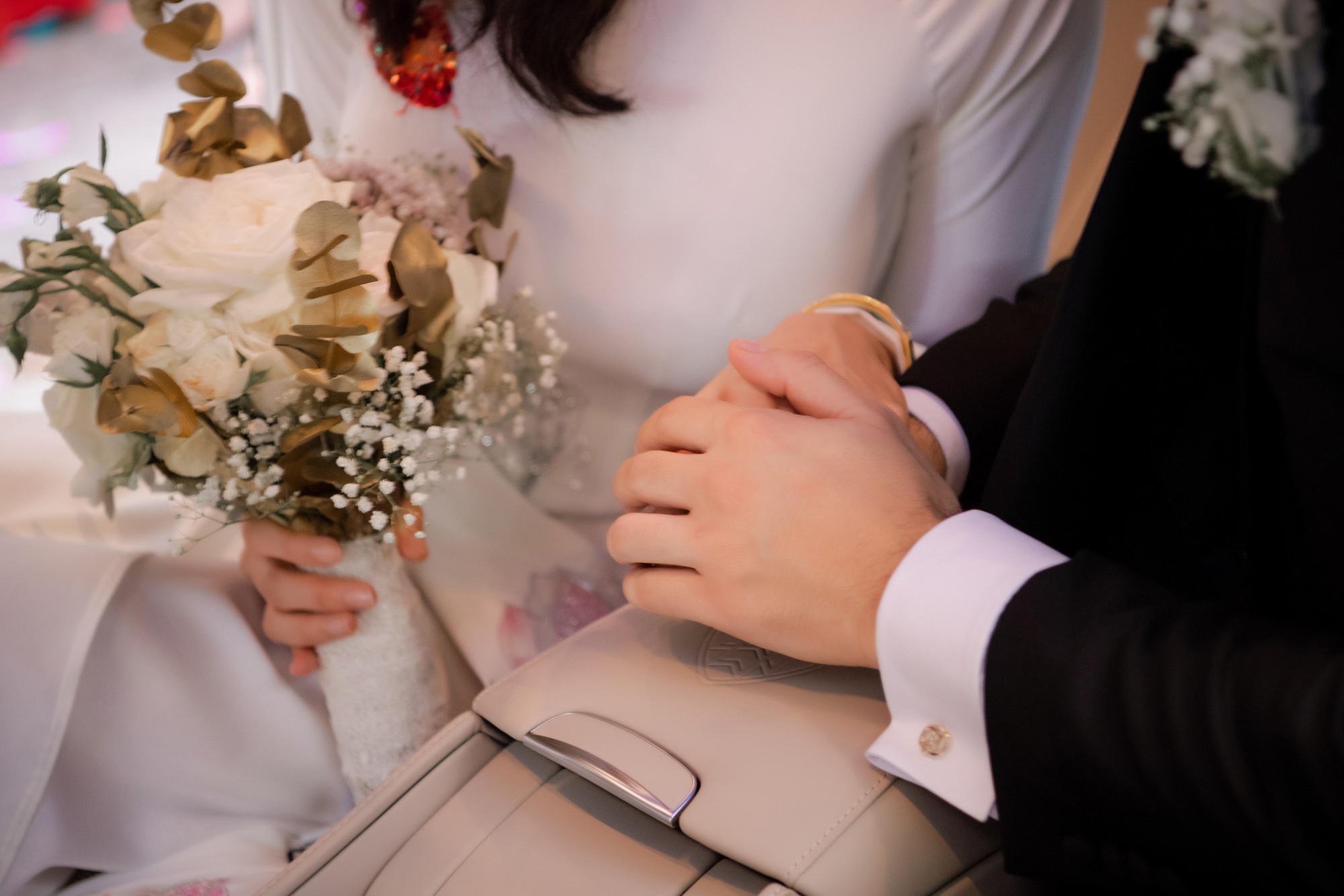 Toàn cảnh lễ đón dâu tại nhà phố cổ của siêu mẫu Phương Mai: Chú rể xuất hiện cùng đoàn xe sang, cô dâu òa khóc ôm chặt mẹ ruột - 11 Toàn cảnh lễ đón dâu tại nhà phố cổ của siêu mẫu Phương Mai: Chú rể xuất hiện cùng đoàn xe sang, cô dâu òa khóc ôm chặt mẹ ruột - 11