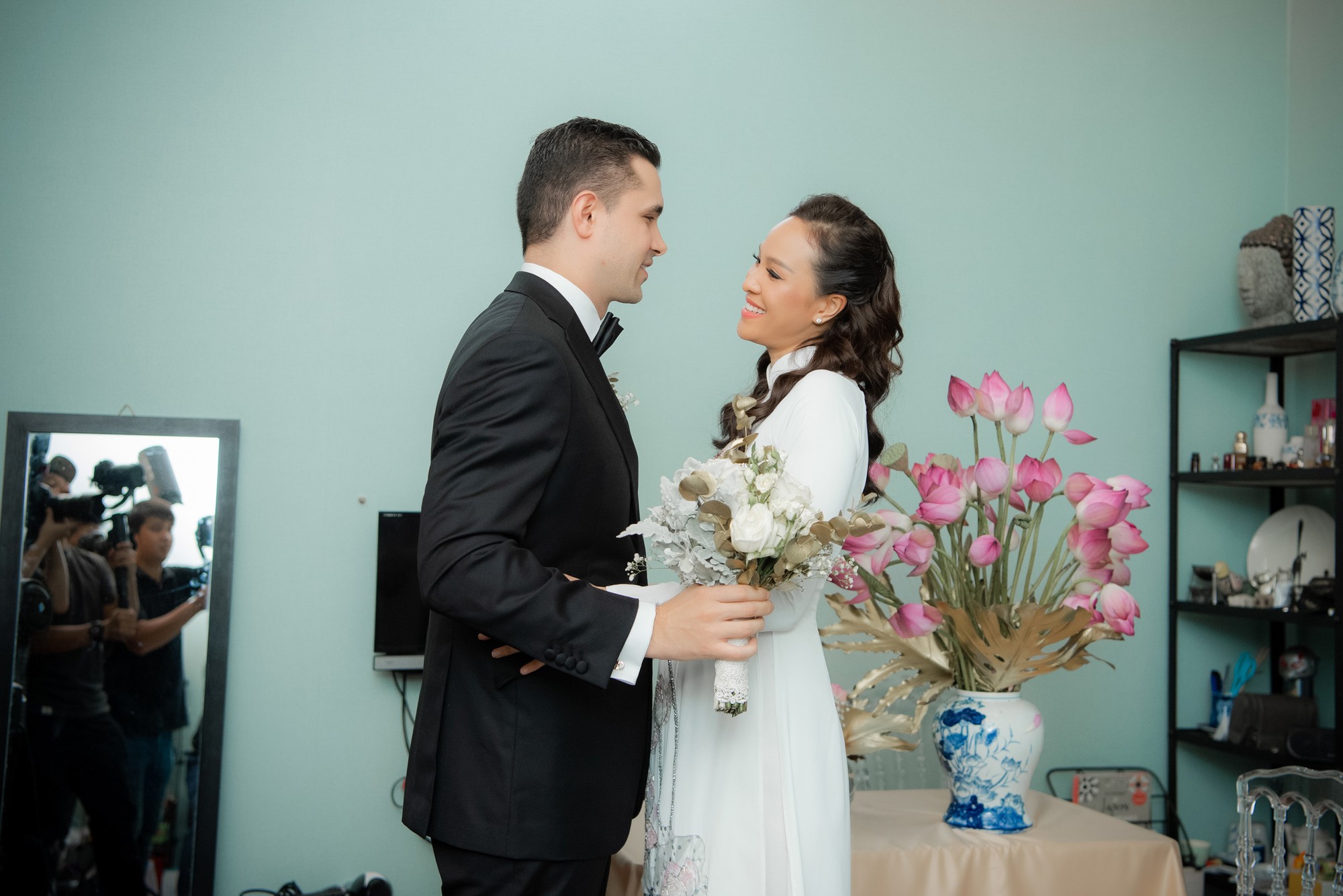 Toàn cảnh lễ đón dâu tại nhà phố cổ của siêu mẫu Phương Mai: Chú rể xuất hiện cùng đoàn xe sang, cô dâu òa khóc ôm chặt mẹ ruột - 4 Toàn cảnh lễ đón dâu tại nhà phố cổ của siêu mẫu Phương Mai: Chú rể xuất hiện cùng đoàn xe sang, cô dâu òa khóc ôm chặt mẹ ruột - 4