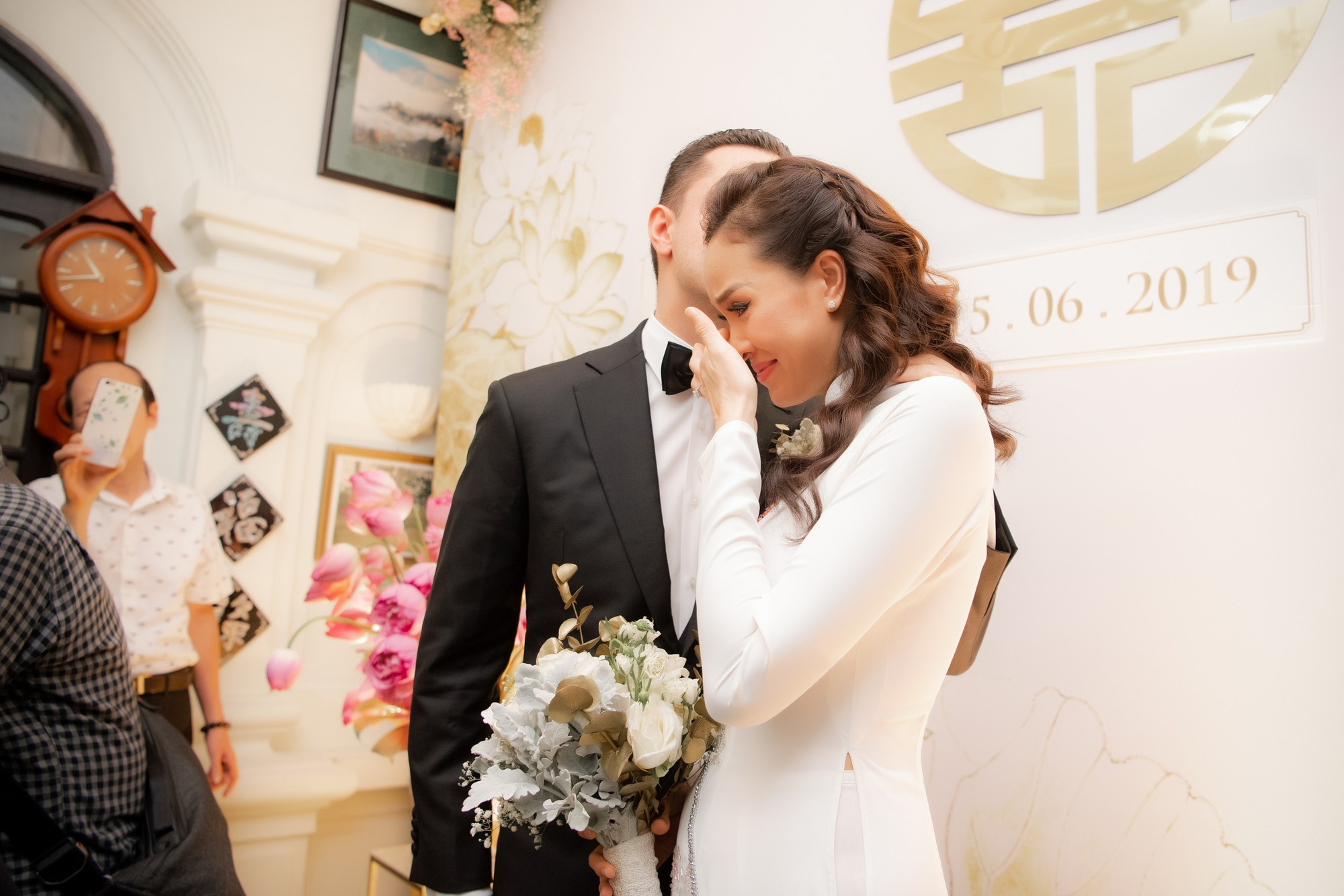 Toàn cảnh lễ đón dâu tại nhà phố cổ của siêu mẫu Phương Mai: Chú rể xuất hiện cùng đoàn xe sang, cô dâu òa khóc ôm chặt mẹ ruột - 6 Toàn cảnh lễ đón dâu tại nhà phố cổ của siêu mẫu Phương Mai: Chú rể xuất hiện cùng đoàn xe sang, cô dâu òa khóc ôm chặt mẹ ruột - 6