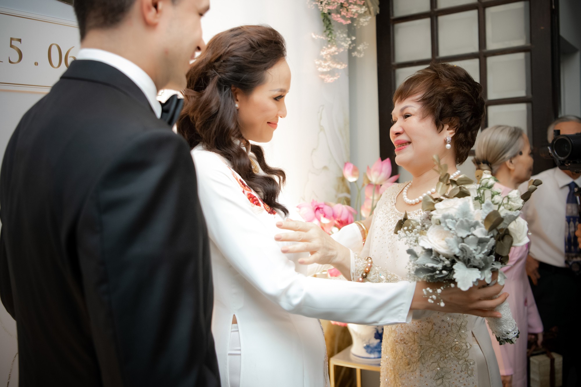 Toàn cảnh lễ đón dâu tại nhà phố cổ của siêu mẫu Phương Mai: Chú rể xuất hiện cùng đoàn xe sang, cô dâu òa khóc ôm chặt mẹ ruột - 8 Toàn cảnh lễ đón dâu tại nhà phố cổ của siêu mẫu Phương Mai: Chú rể xuất hiện cùng đoàn xe sang, cô dâu òa khóc ôm chặt mẹ ruột - 8